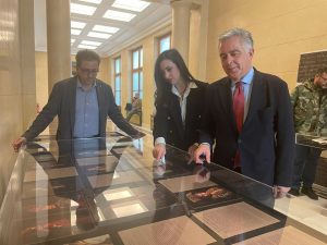 Ο Βασίλης Υψηλάντης καλωσορίζει την έκθεση φωτογραφίας στο Μέγαρο της Βουλής των Ελλήνων